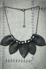 collier feuille noire